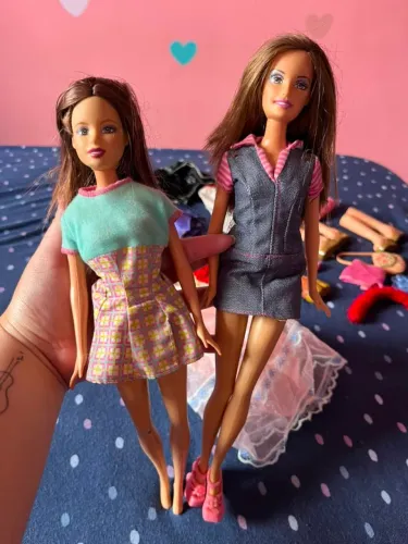2 barbies + acessórios
