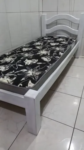 Cama de madeira maciça + colchão novo