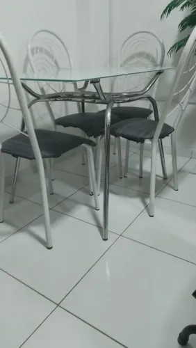 Venda de mesa de vidro com cadeiras