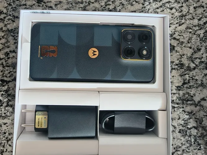 Motorola edge 70 fusion com detalhes banhado ouro 24 k