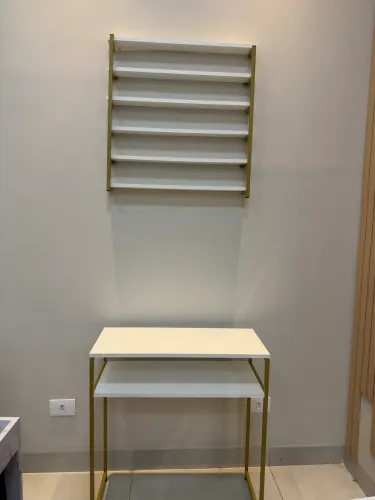 Mesa e expositor de esmaltes