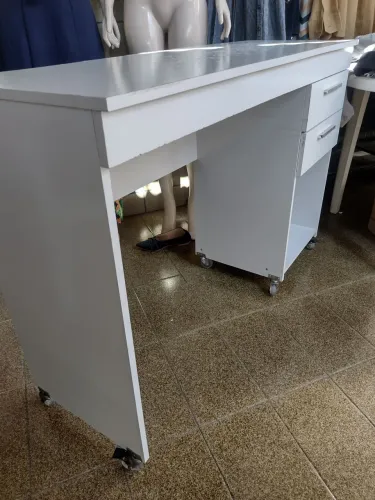 Mesa para escritório ou estudo, com rodas de silicone.