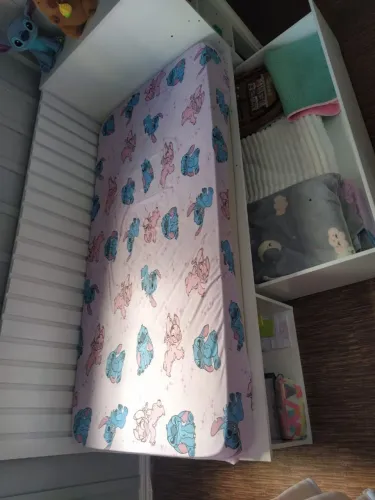 Cama de madeira com gavetão nixo nas laterais cabeceira com baú