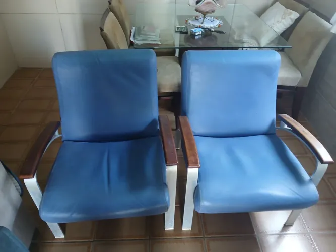 Duas poltrona em coro ótima oportunidade 500,00