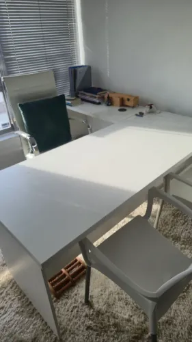 Mesa de Escritório em L Branca com 2 Gavetas (Ótimo Estado)