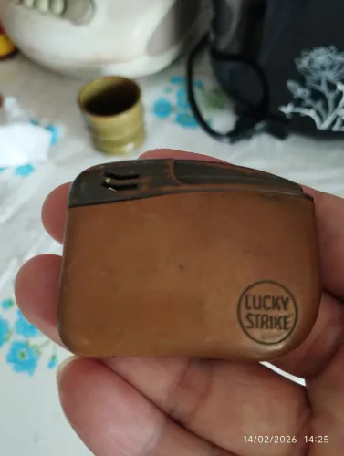 Isqueiro antigo lucky strike