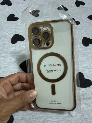 Capa dourada iPhone 16 pro max