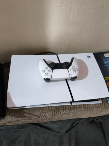 PS5 slim, usado excelente com vários jogos é um controle 