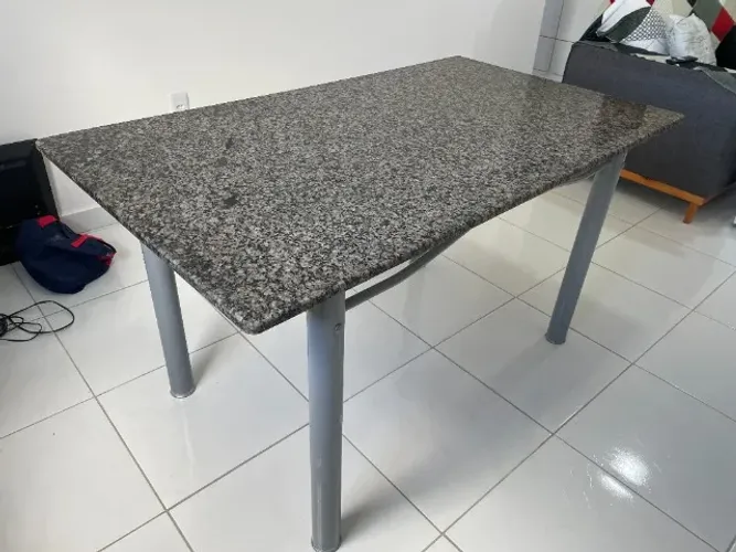 Mesa de Granito com Base Tubular Resistente - 1,42m x 0,80m