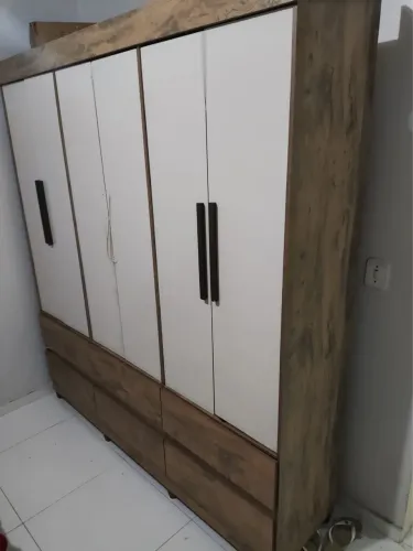 Fogão, microondas, guarda roupa, rack, cama