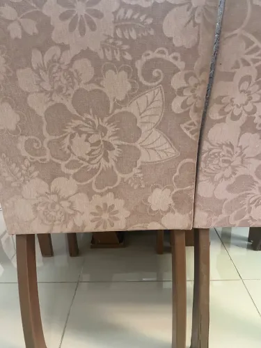 Vendo 06 cadeiras para mesa de jantar .