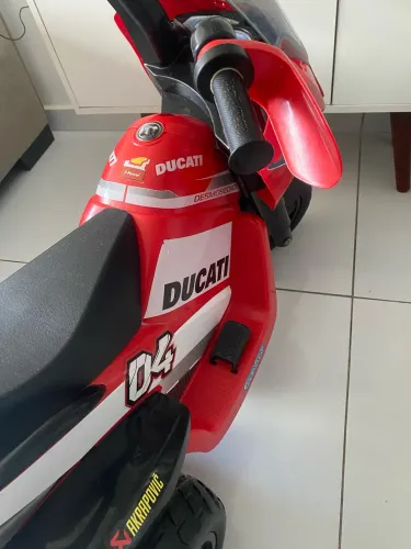 mini moto elétrica Ducati Desmosedici 6V da Peg-Pérego