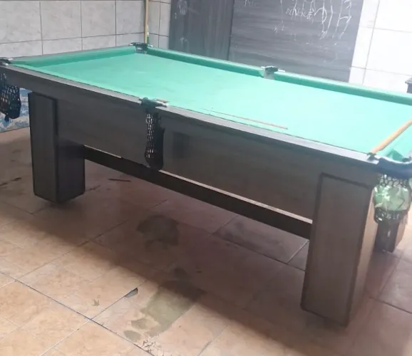 Mesa de sinuca/bihar com tampo para jantar.