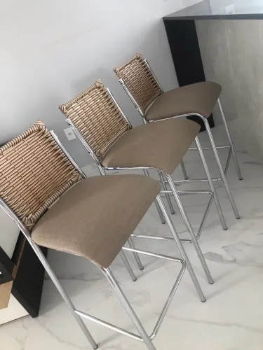 Venda três banquetas novas 