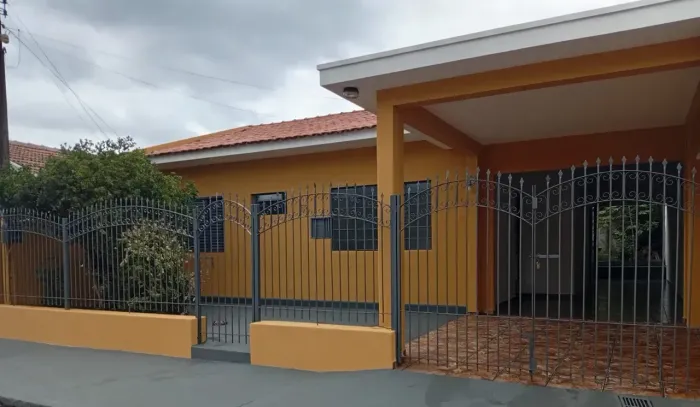 Casa para venda possui 100 metros quadrados com 3 quartos
