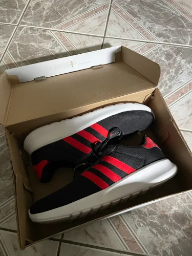 Tênis adidas  