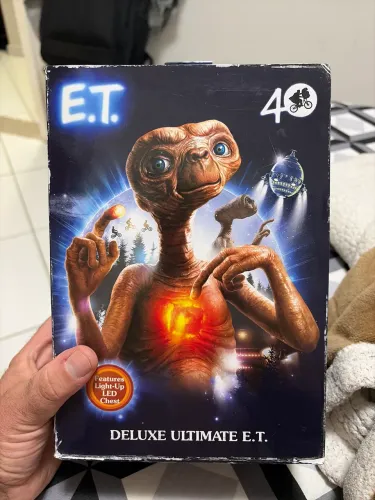 Neca Delux Ultimate E.T 40 anos, com luz de led , produto importado, novo e original