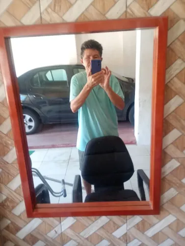 Espelho de madeira medindo 80 por 60