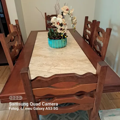 Vendo mesa de jantar de mogno,com tampo de mármore travertino e seis cadeiras.valor R$ 880