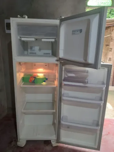Vende-se Geladeira Eletrolux