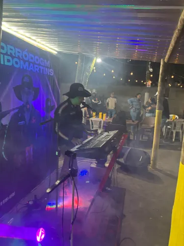 Cantor tecladista forró e piseiro 