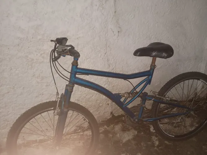 Vendo bicicleta usada em boas condições, precisa arrumar o pé de vela