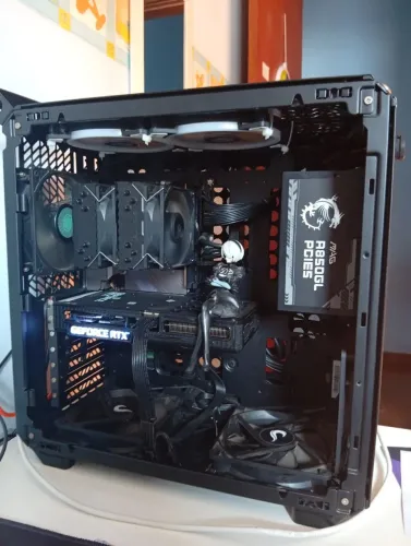 Gabinete Cooler Master Qube 500