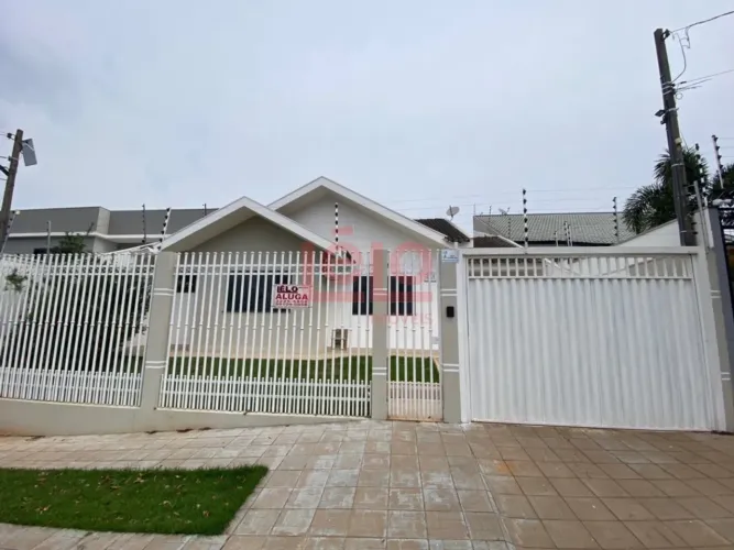Casa semimobiliada de 3 quartos para alugar no Jardim Paris em Maringá com piscina e suíte