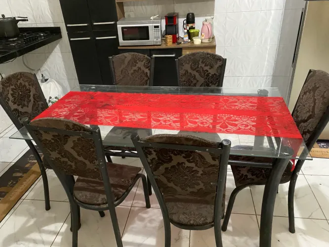 Mesa com tampo de vidro 6 cadeiras
