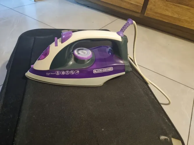 Ferro de passar roupas BLACK + DECKER
