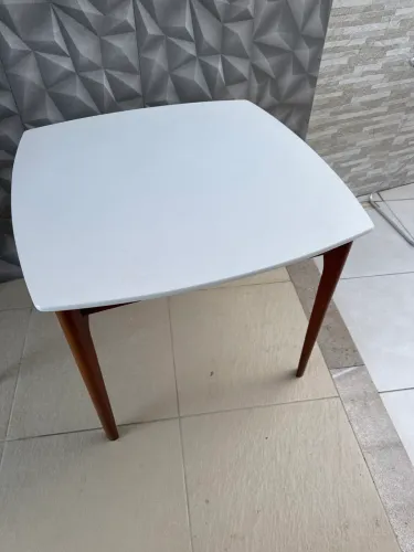Mesa de madeira 4 lugares. Quadrada 89 cm