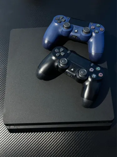 PS4 SLIM 1 TERA - 2 CONTROLES E 5 JOGOS