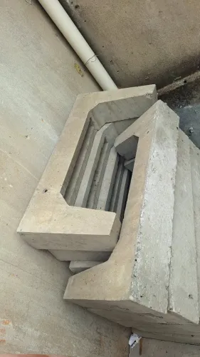 Base para placa fotovoltaica em concreto