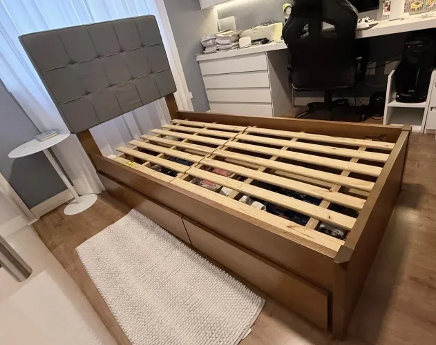 Cama de solteiro, madeira maciça, com cabeceira estofada, 2 gavetas. Alhambra móveis.