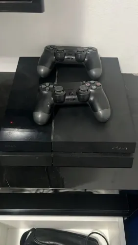 PlayStation 4 conservado (2 controles + cabo HDMI inclusos)