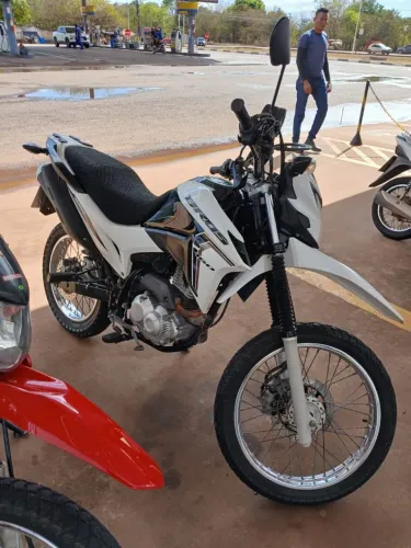 Vende-se uma Bros branca, ano 2022 em duas, quitada, não tem multa.