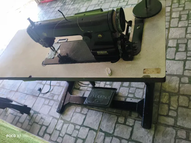 VENDO MÁQUINA DE COSTURA ELÉTRICA. COSTURA ROUPAS DINS, COURO, BOLSAS ETC 