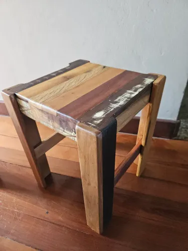 Banquinho Marchetado em madeiras nobres  de Demolição/ Novo / Faço por demandas