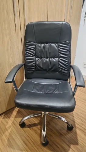 CADEIRA EXECUTIVA GIRATÓRIA PRETA - CONFORTÁVEL E ELEGANTE