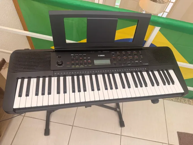 Teclado semi novo