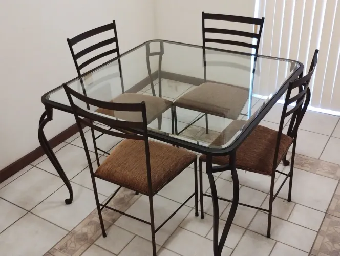 MESA DE JANTAR COM 4 CADEIRAS EM FERRO COM TAMPO DE VIDRO