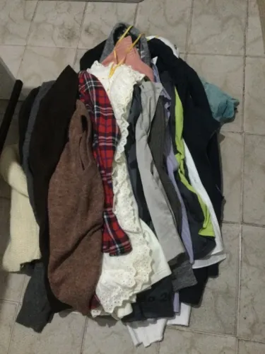 Cx com 30 peças de roupas masculinas , casacos , blusas , camisas e bermudas