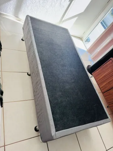 Box de cama solteiro em estado de novo