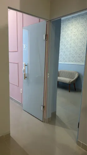 PORTA COM DOBRADIÇAS E MAÇANETA (vidro temperado) ADESIVADA - 80cmx2,10cm