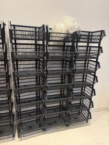 15 unid cestos pretos 30L Capacidade: 10L (que formam colunas) R$20 (CADA)
