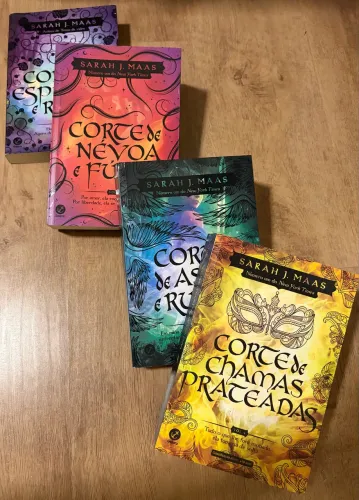 Coleção de livros ?Corte de Espinhos e Rosas? de Sarah J. Maas