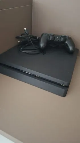 PS4 1TB - EXCELENTE ESTADO 
