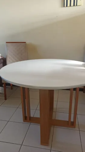 1 mesa sem cadeiras