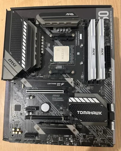 Ryzen 5 5600 + B550 MSI Tomahawk + 32GB XPG Spectrix D50