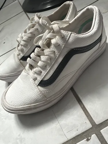 Tênis original VANS de couro - 36, mas é melhor quem cancã 35, pois ele aperta um pouco.